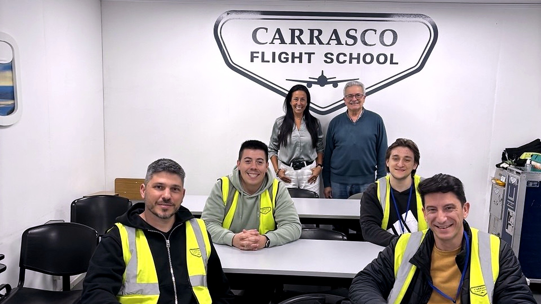 Grupo en aula de Carrasco Flight School durante instancia de formación