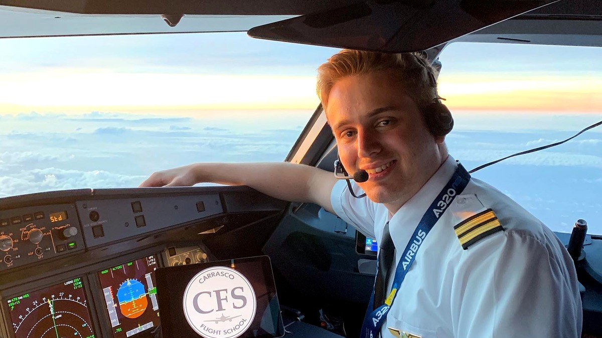Piloto en cabina como referencia visual para orientar la elección entre piloto privado y piloto comercial
