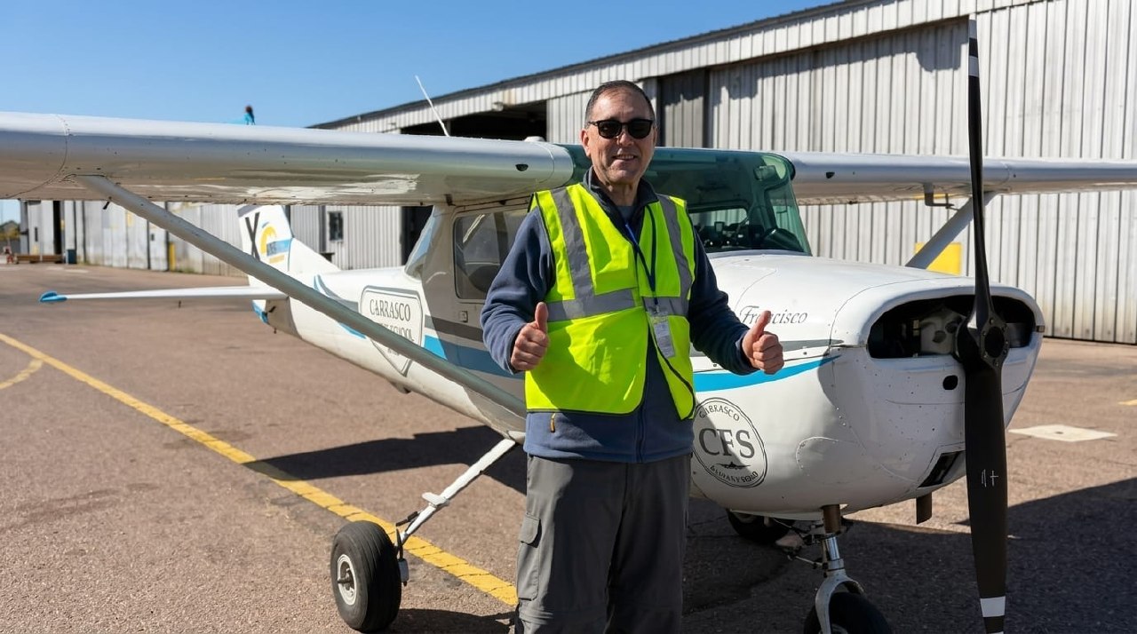 Fernando junto a una aeronave de CFS luego de su navegación solo
