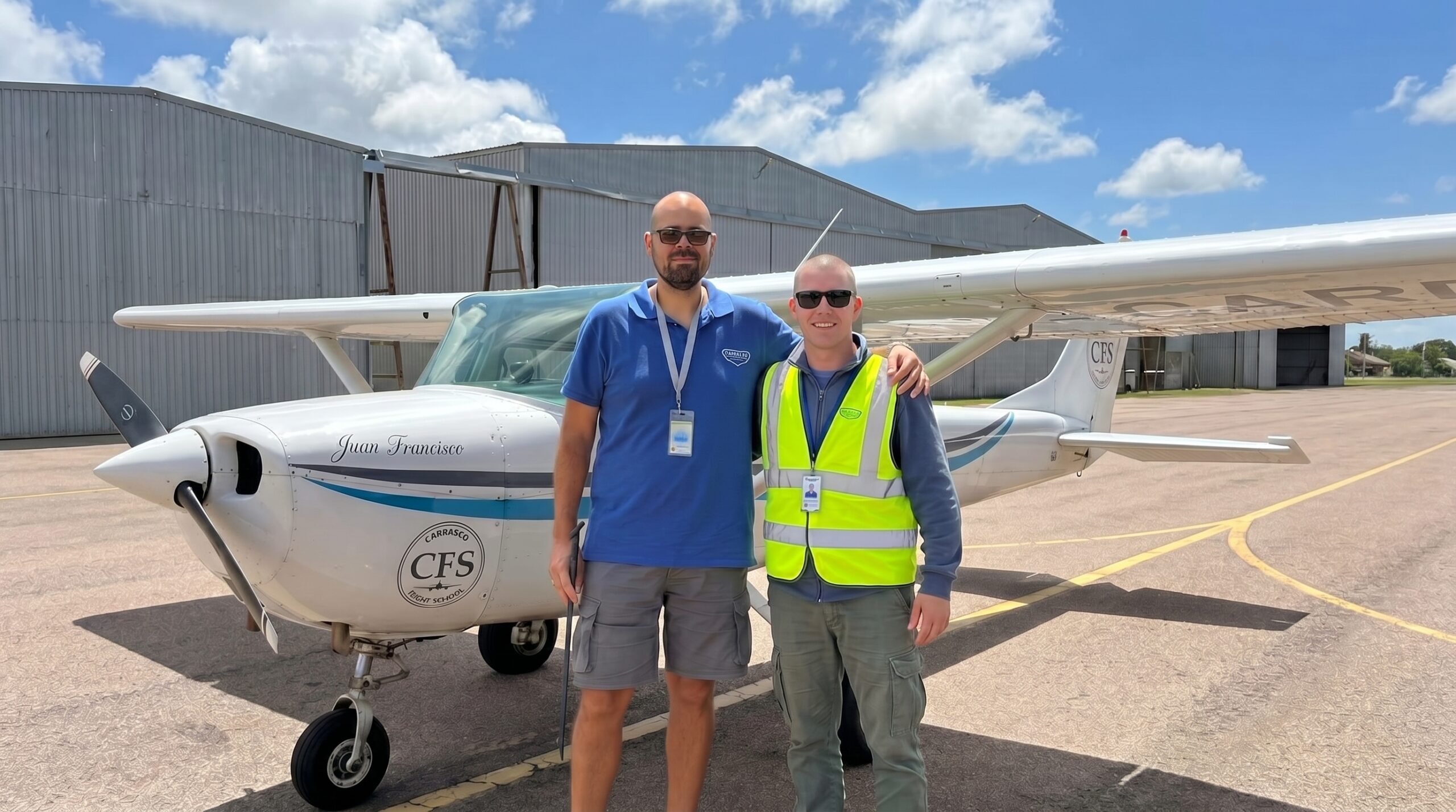 Fernando y su instructor Alejandro celebrando una navegación solo frente a una aeronave de CFS