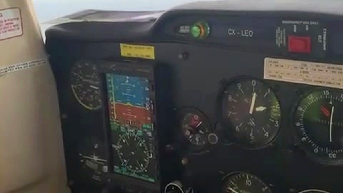 Vista del panel de instrumentos y controles de una aeronave de entrenamiento durante una sesión de vuelo