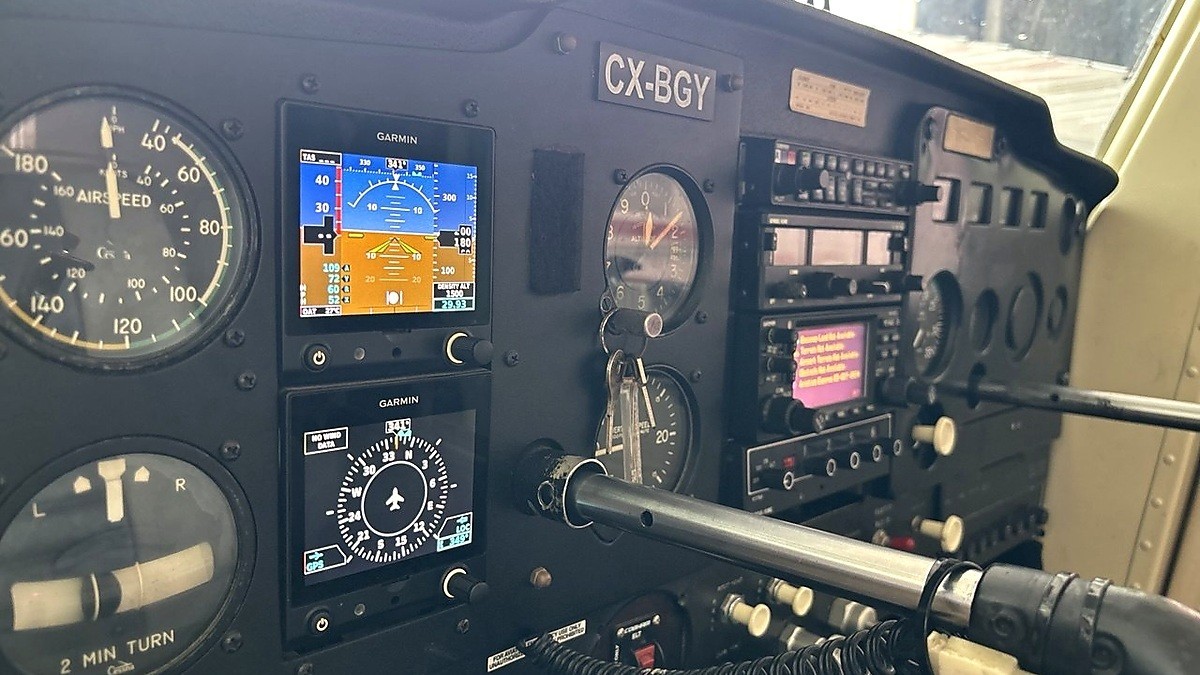 Panel de instrumentos de aeronave de entrenamiento durante práctica de navegación instrumental