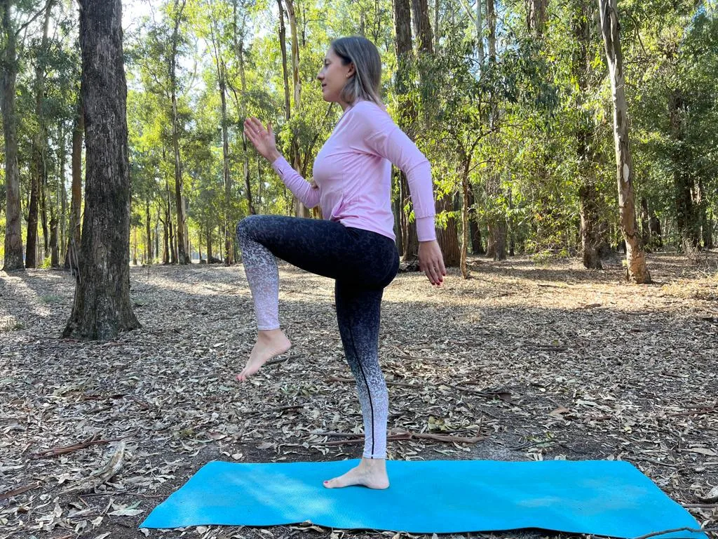 Ejercicio de Pilates Mat sobre colchoneta